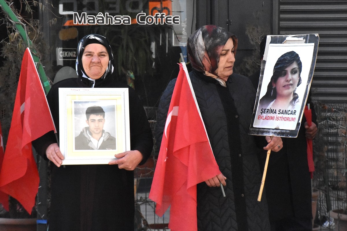 Van'da çocukları terör örgütü PKK tarafından dağa kaçırılan aileler, DEM Parti İl Başkanlığı...