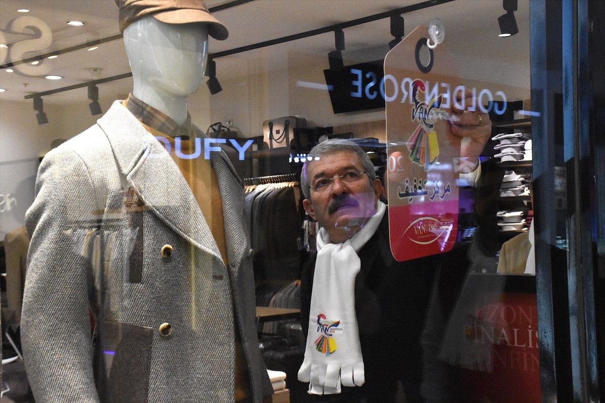 Van'da işletme sahipleri, ülkelerindeki nevruz tatilinde kente gelerek yoğunluk oluşturan...