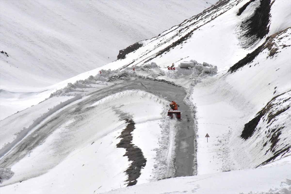 Van'da olumsuz hava koşulları ve çığ tehlikesi nedeniyle uzun süredir kapalı olan Van-Bahçesaray...