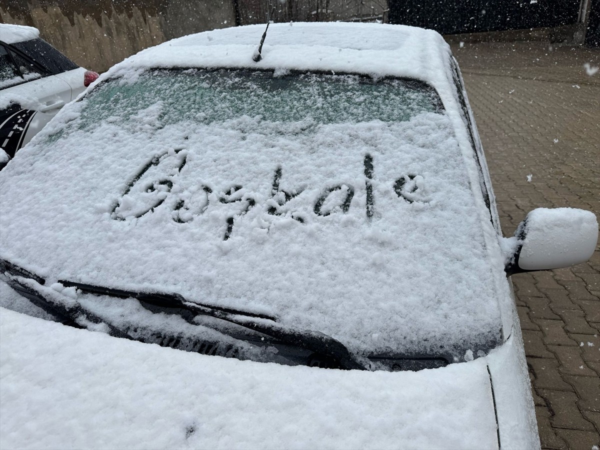 Van'ın Başkale ilçesinde etkili olan kar nedeniyle ilçe merkezi beyaza büründü.