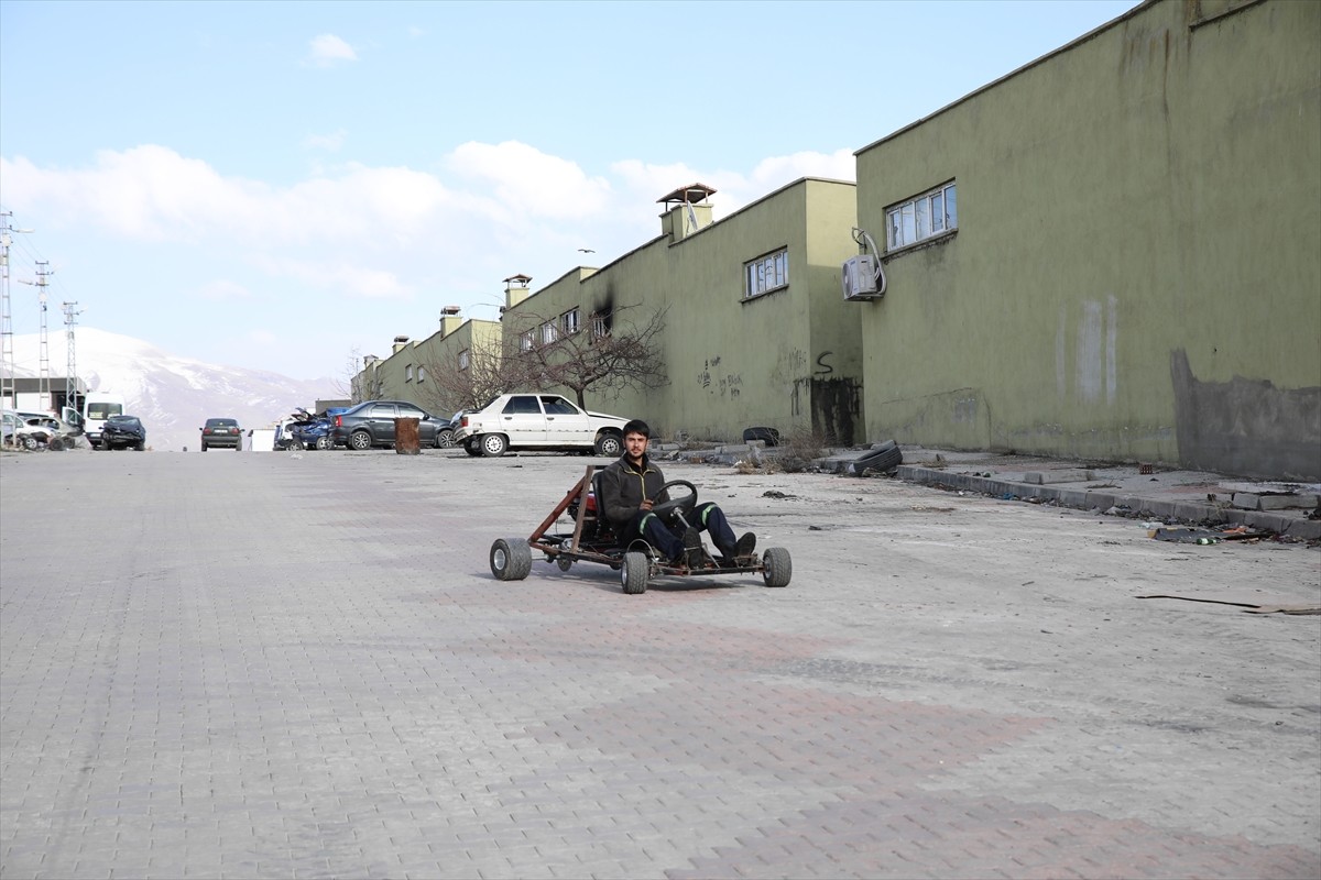 Van'ın Erciş ilçesinde oto sanayide çalışan genç, hurda malzemeden go-kart aracı tasarladı. Erciş...