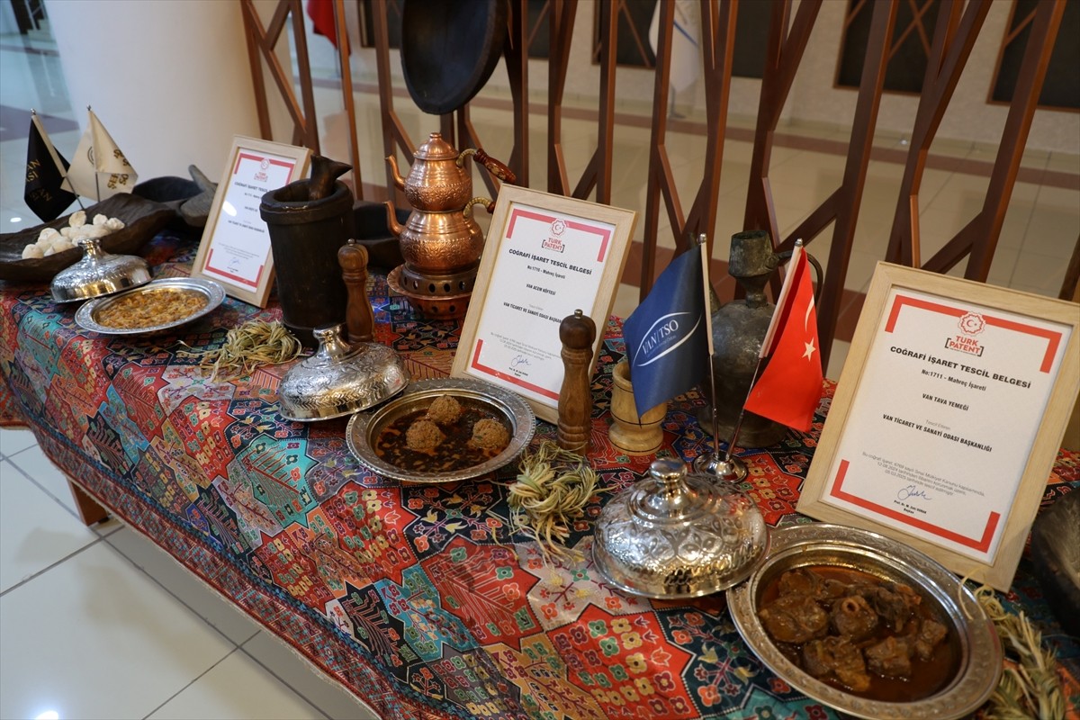  Van'ın yöresel yemeklerinden erişte aşı, acem köftesi, Van tavası ve helise, coğrafi tescil...