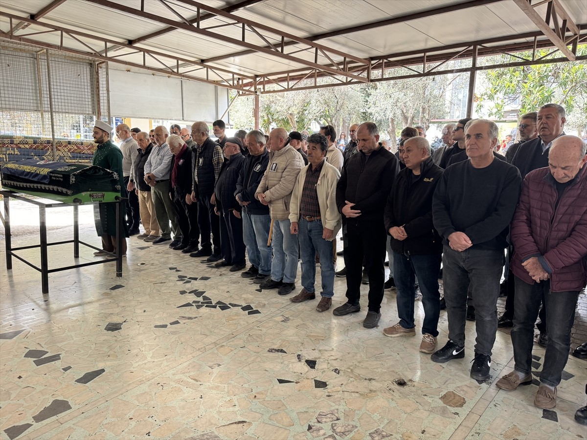 Vefat eden gazeteci Sencer Güneşsoy'un cenazesi, Muğla'nın Marmaris ilçesinde düzenlenen törenin...