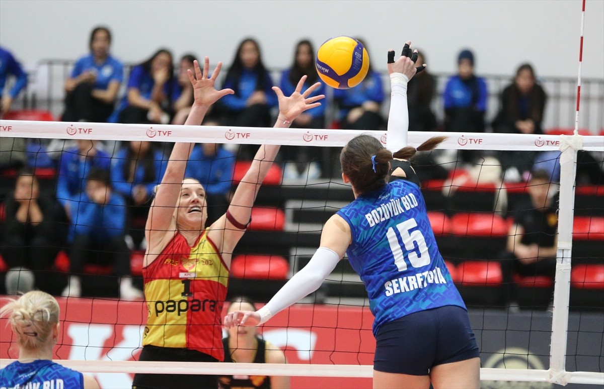 Voleybolda KFC Kadınlar 1. Ligi'nin yarı final etabında Papara Göztepe ile Bozüyük Belediye Eğitim...
