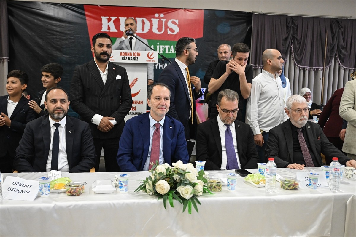 Yeniden Refah Partisi Genel Başkanı Fatih Erbakan (sol 2), partisinin Adana İl Başkanlığınca...