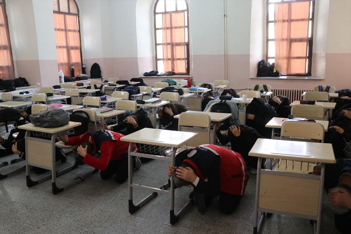 Yozgat'ta, 1-7 Mart Deprem Haftası kapsamında lise öğrencilerine yönelik deprem ve tahliye...