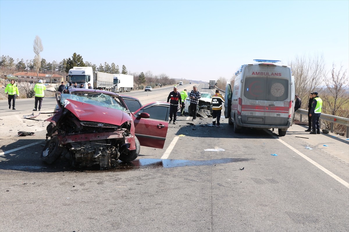 Yozgat'ta iki otomobilin çarpışması sonucu yaralanan 5 kişi hastaneye kaldırıldı.