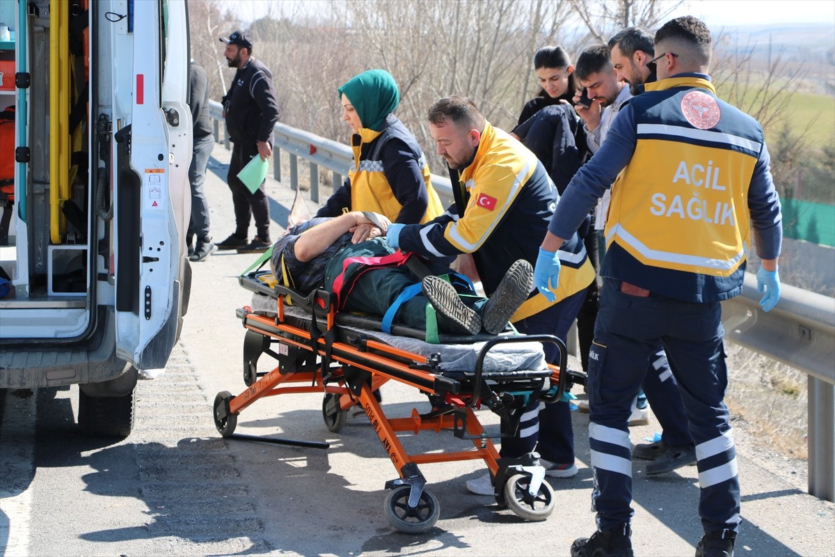 Yozgat'ta iki otomobilin çarpışması sonucu yaralanan 5 kişi hastaneye kaldırıldı.