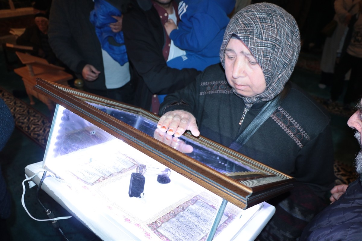 Yozgat'ta Kadir Gecesi dolayısıyla tarihi Çapanoğlu Büyük Camisi'nde Sakal-ı Şerif ziyarete...