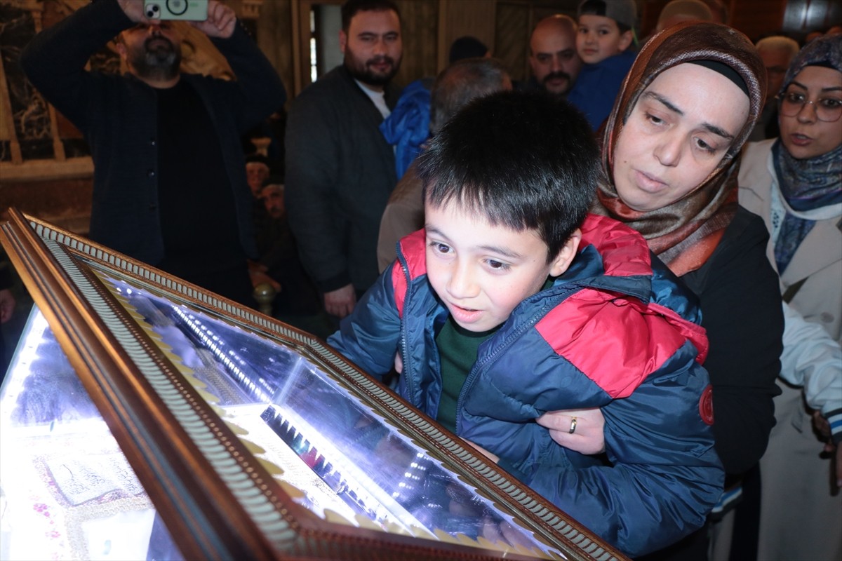 Yozgat'ta Kadir Gecesi dolayısıyla tarihi Çapanoğlu Büyük Camisi'nde Sakal-ı Şerif ziyarete...