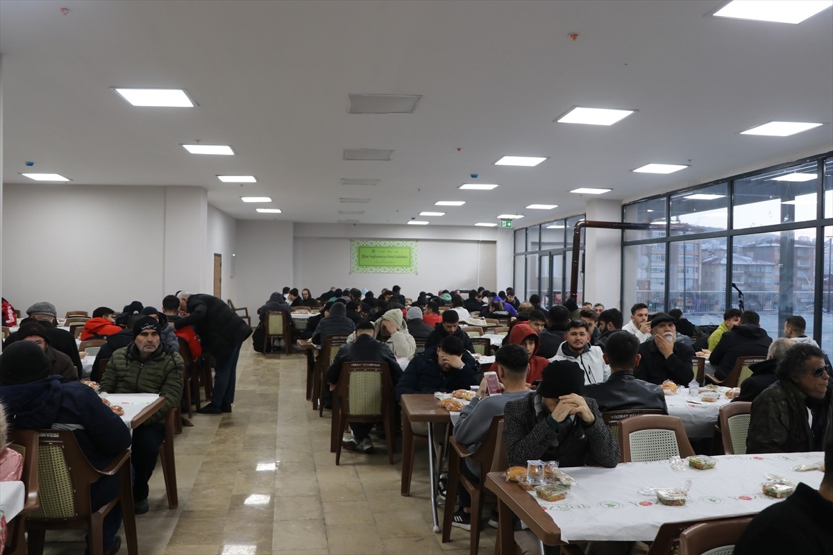 Yozgat Belediyesi tarafından Çapanoğlu Büyük Camisi alanında bin kişilik iftar sofrası kuruldu....