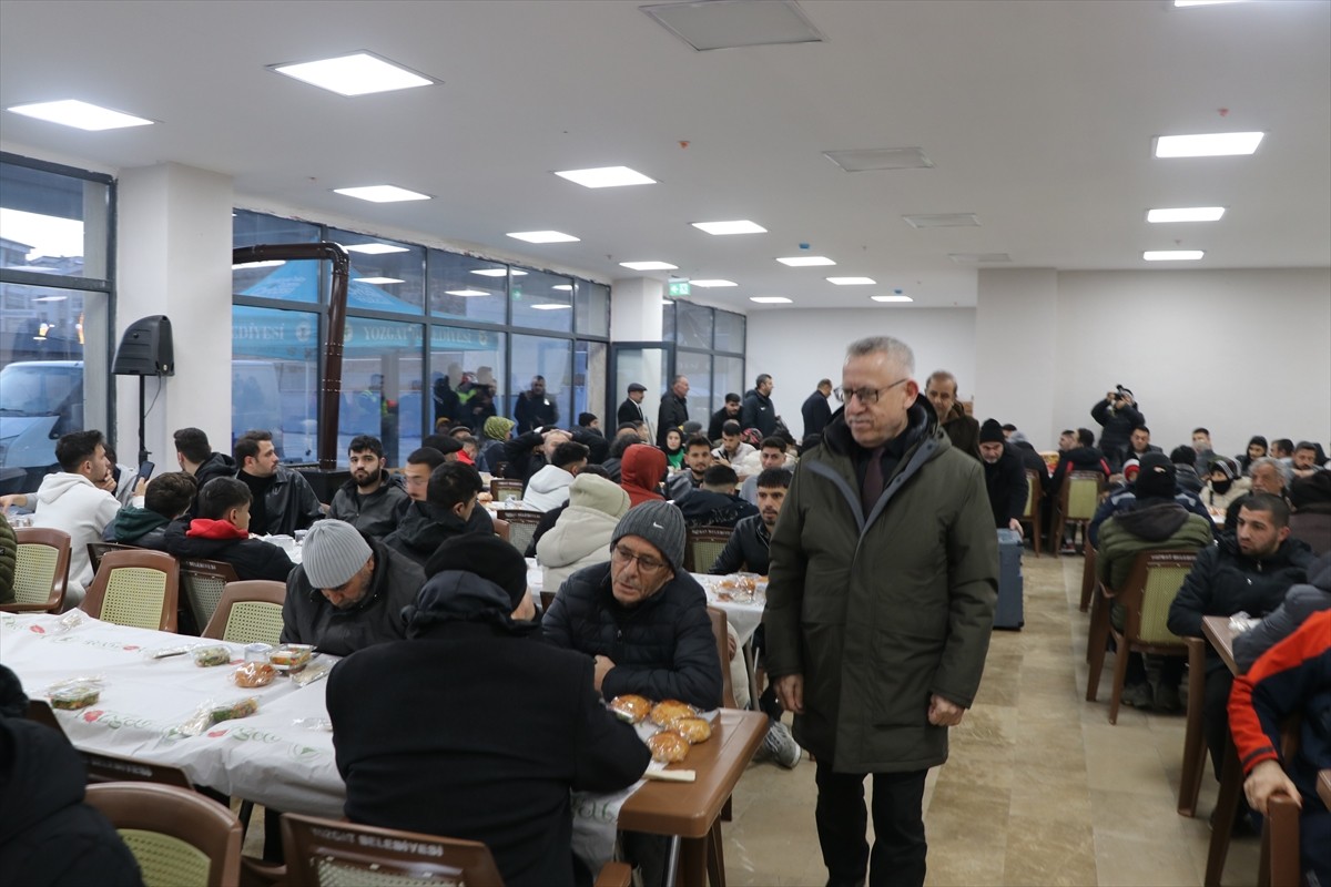 Yozgat Belediyesi tarafından Çapanoğlu Büyük Camisi alanında bin kişilik iftar sofrası kuruldu....