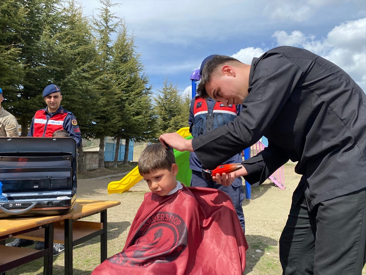 Yozgat İl Jandarma Komutanlığı ekipleri, köyde tıraş ettikleri çocuklarla bayramlaşıp onlara...