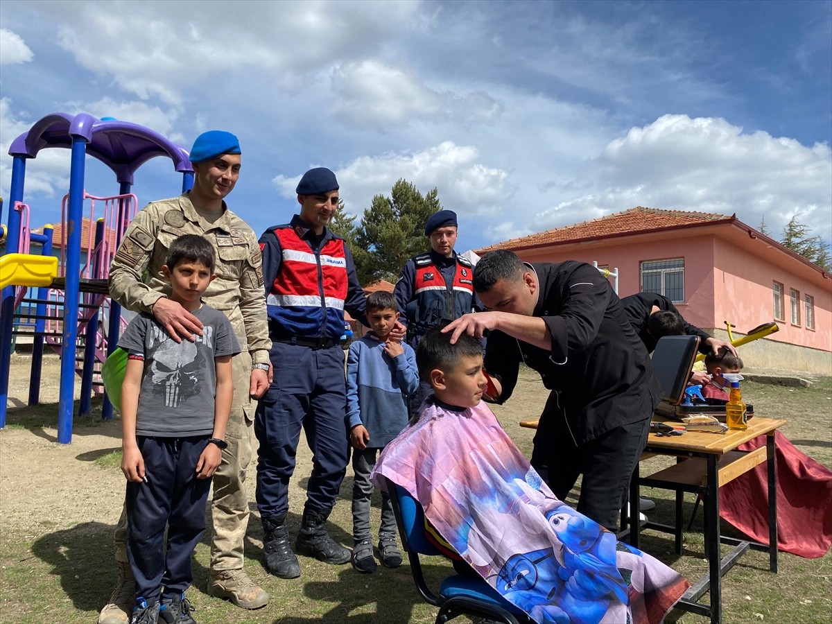 Yozgat İl Jandarma Komutanlığı ekipleri, köyde tıraş ettikleri çocuklarla bayramlaşıp onlara...