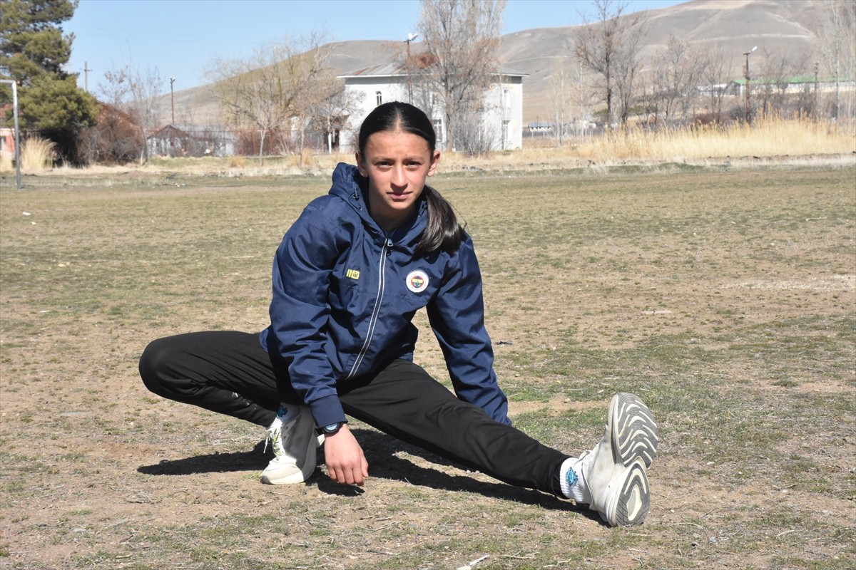 15 yaşındaki milli atlet Ayten Yobaş, Sırbistan'da yapılacak Dünya Liseler Şampiyonası'nda altın...