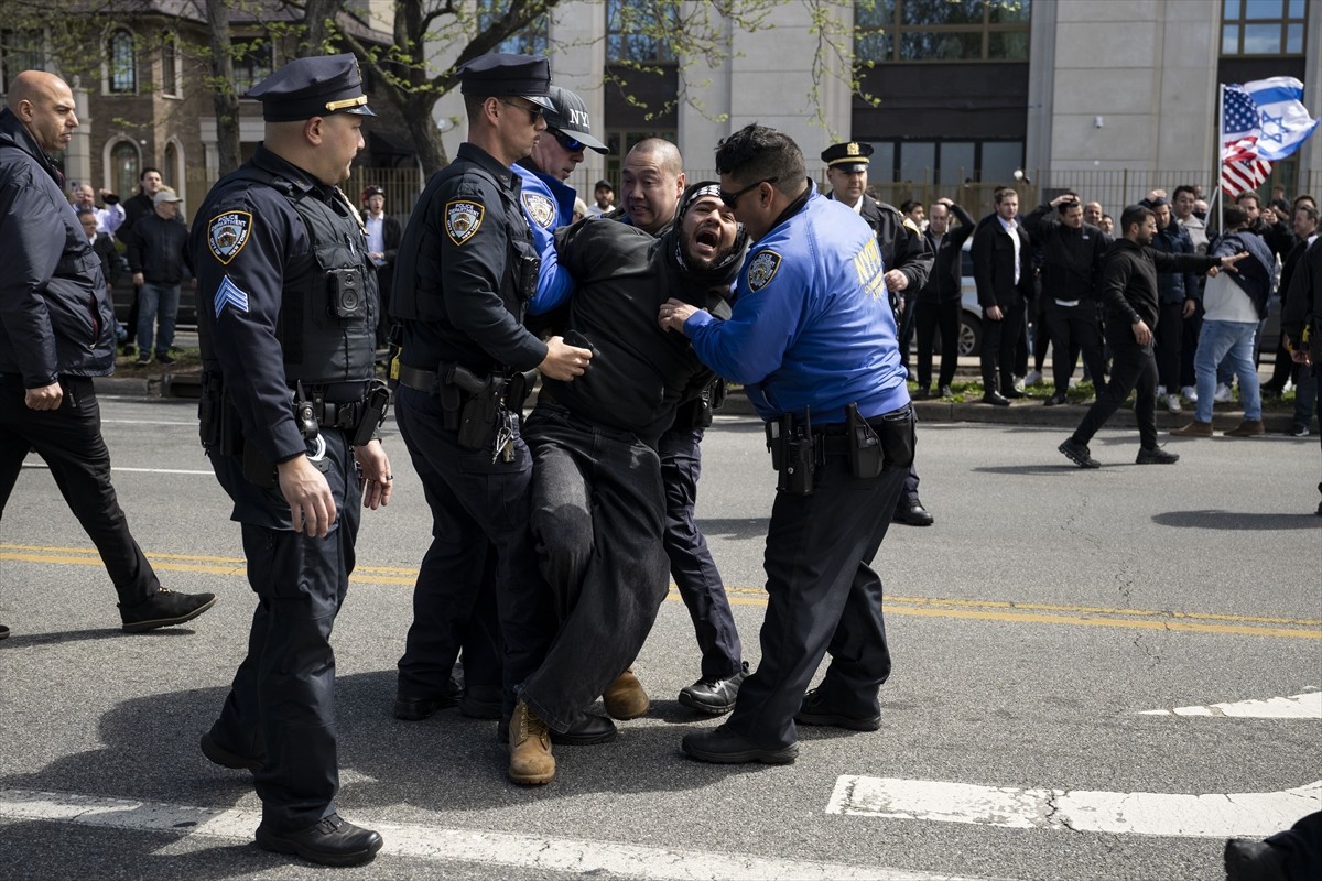 ABD'nin Brooklyn bölgesinde Filistin'e destek amaçlı gösteri yapan bir grup, İsrail'in aşırı sağcı...