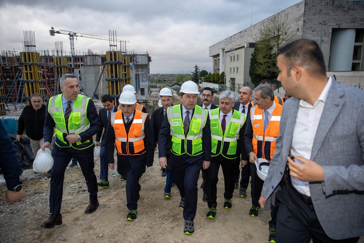 Adalet Bakanı Yılmaz Tunç, Adapazarı ilçesi Camili Mahallesi'nde yapımı devam eden Sakarya...