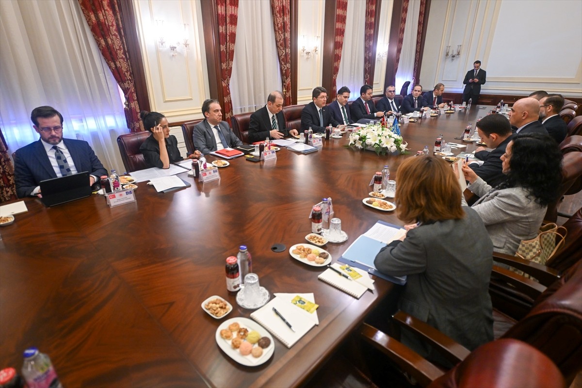 Adalet Bakanı Yılmaz Tunç (sağda), Avrupa Konseyi Genel Sekreteri Alain Berset (solda) ile...