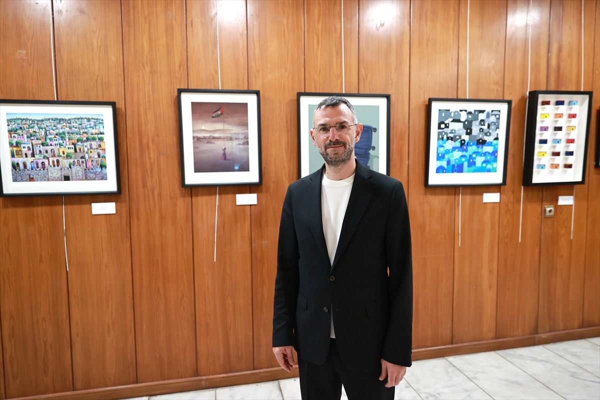 Adana'da devam eden 13. Uluslararası Portakal Çiçeği Karnavalı kapsamında 15 Filistinli sanatçının...