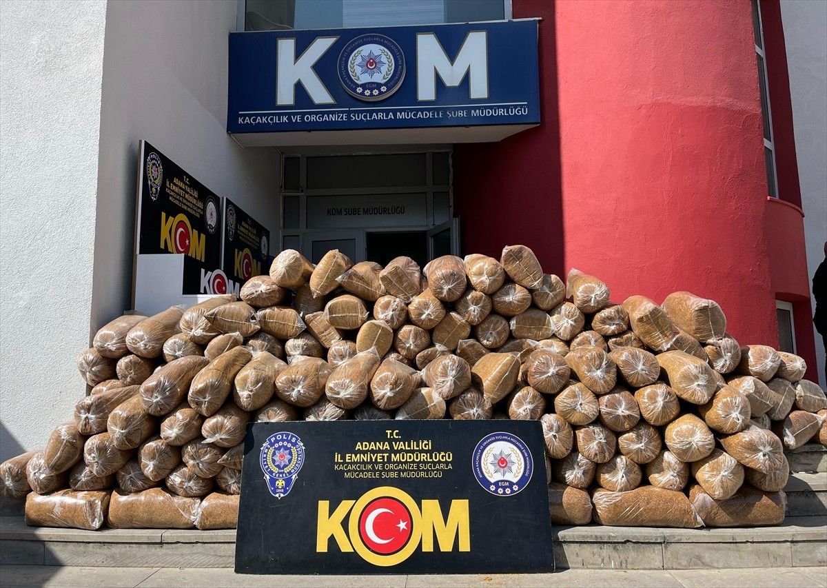 Adana'da kaçak 1 ton tütün ve 200 cep telefonu ele geçirilen operasyonda 4 şüpheli gözaltına...