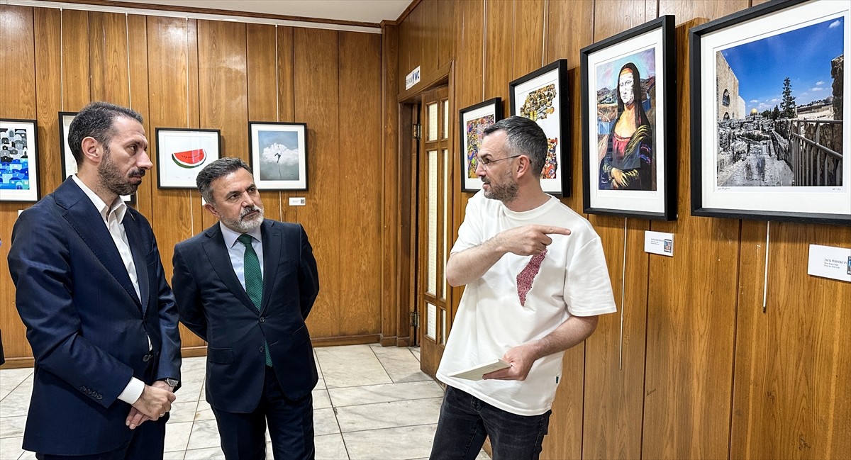 Adana'da "Türkiye Kültür Yolu Festivali" kapsamında açılan ve 15 Filistinli sanatçının...