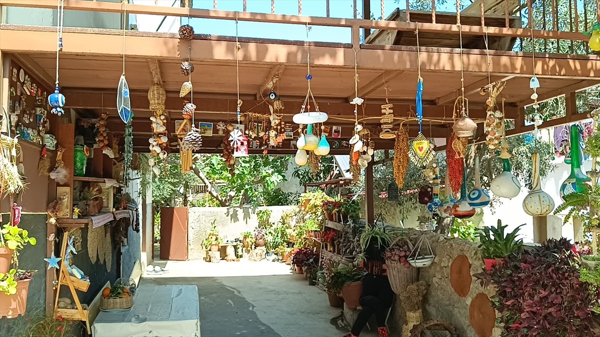 Adana'da yaşayan emekli el sanatları öğretmeni Nadire Kuzu, ağaç dalı, taş ve eski eşya...