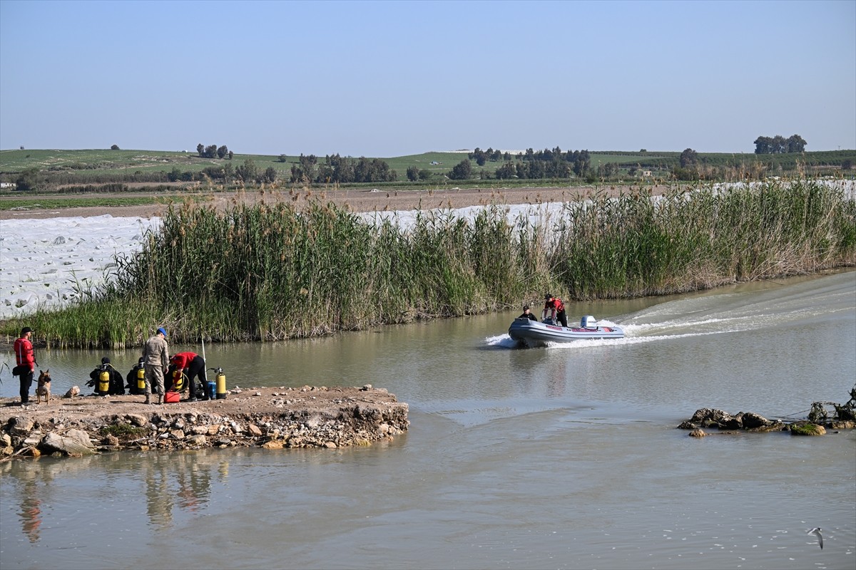 Adana'nın Karataş ilçesinde 5 gün önce kaybolan 7 yaşındaki çocuğu arama çalışmaları sürüyor....