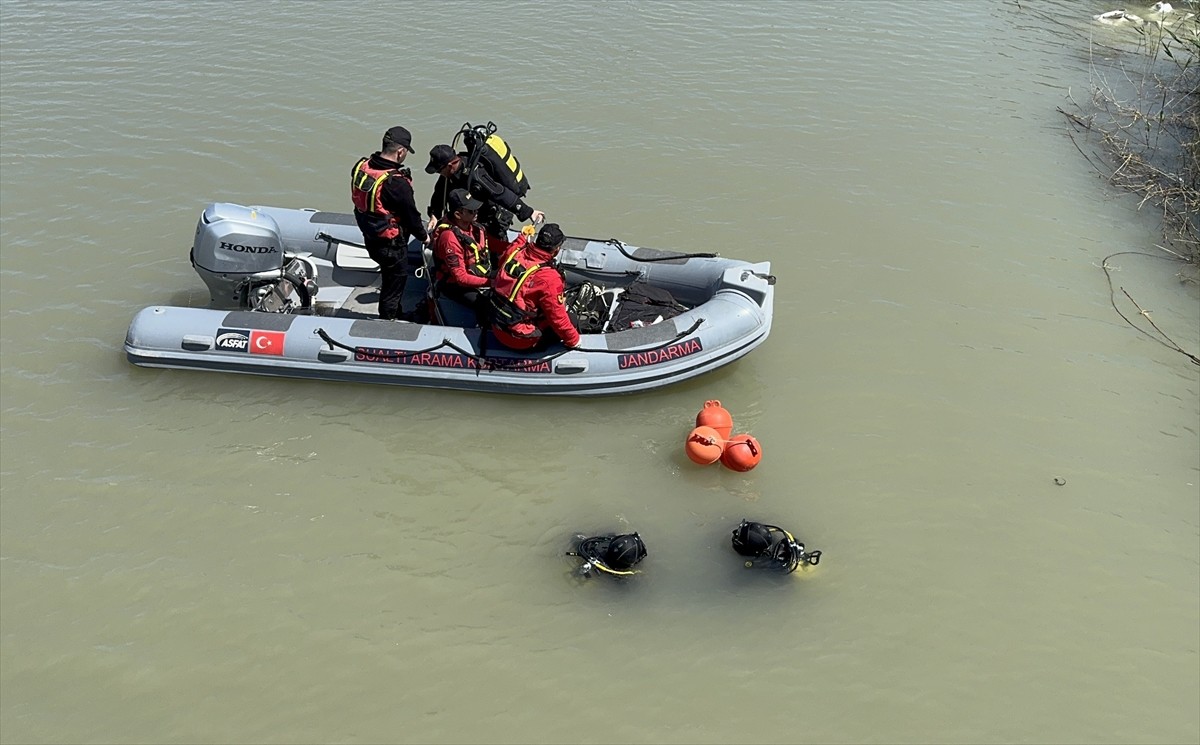 Adana'nın Karataş ilçesinde dört gün önce kaybolan 7 yaşındaki çocuğu arama çalışmaları devam...
