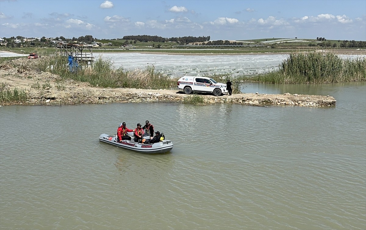 Adana'nın Karataş ilçesinde dört gün önce kaybolan 7 yaşındaki çocuğu arama çalışmaları devam...