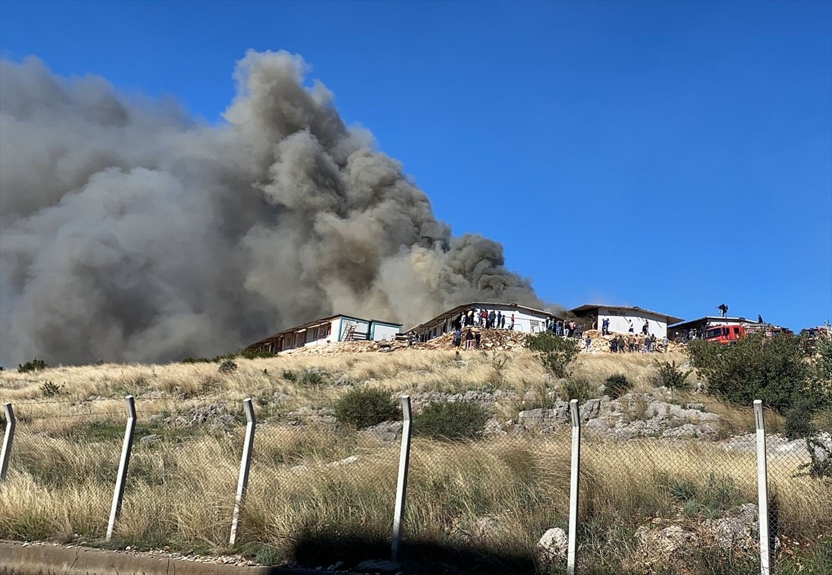 Adana'nın Kozan ilçesinde inşaat şantiyesindeki konteynerlerde çıkan yangın söndürüldü.