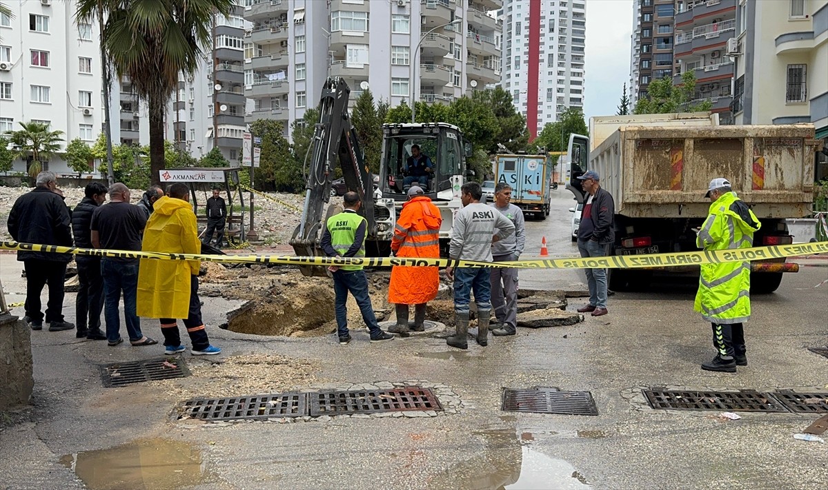 Adana'nın merkez Çukurova ilçesinde sağanak nedeniyle çöken yoldaki bir hafif ticari araçta hasar...