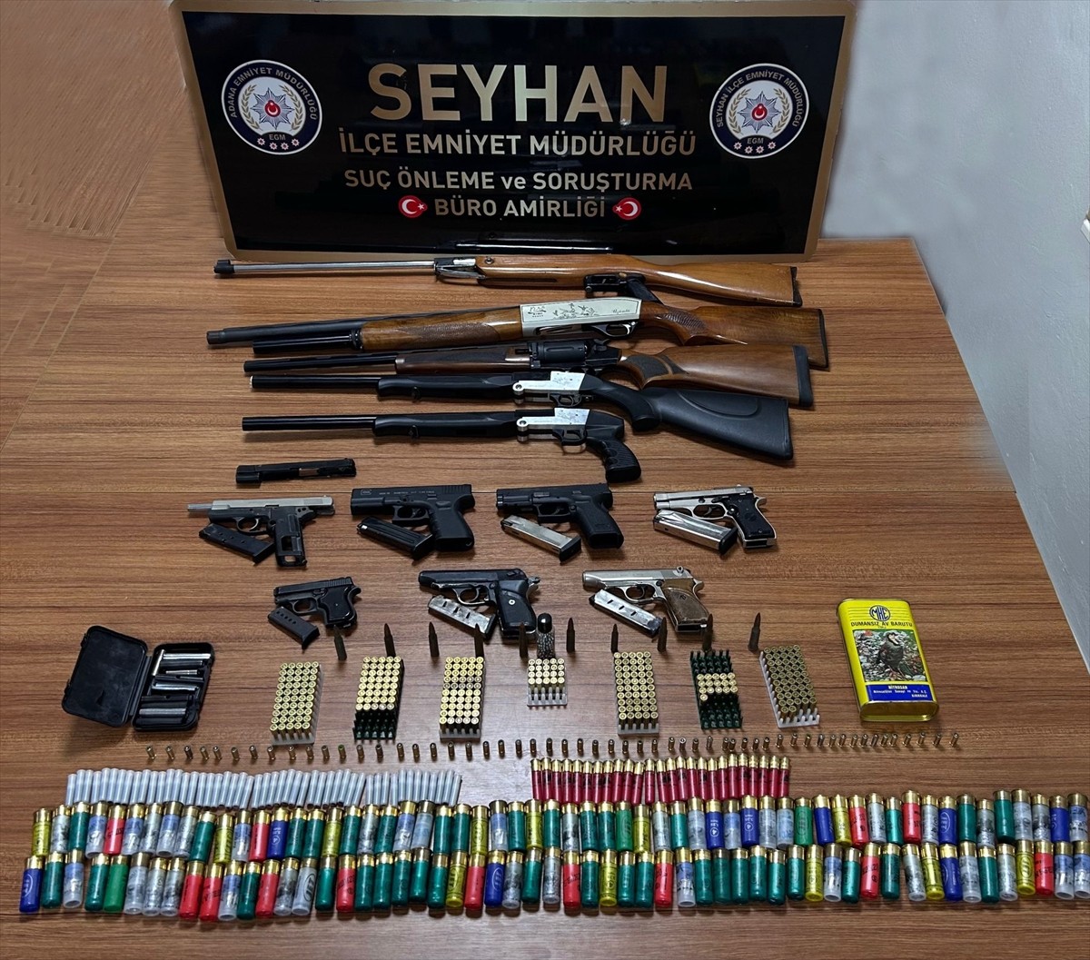 Adana'nın merkez Seyhan ilçesindeki evlerinde 12 silah ile çok sayıda mermi ve kartuş bulunan 2...