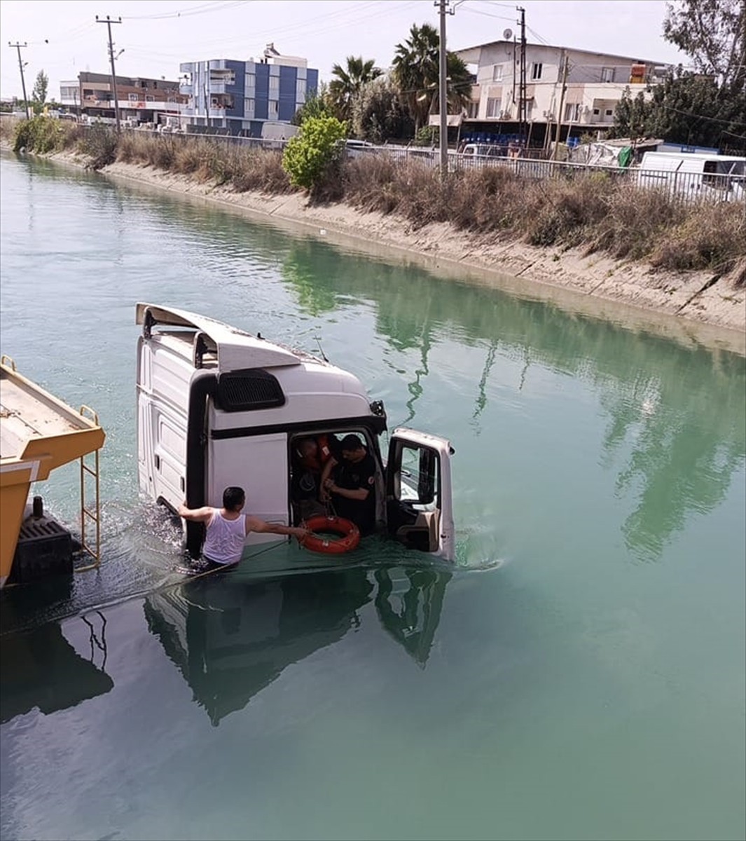 Adana'nın merkez Yüreğir ilçesinde sulama kanalına düşen asfalt yüklü tırın sürücüsü itfaiye...