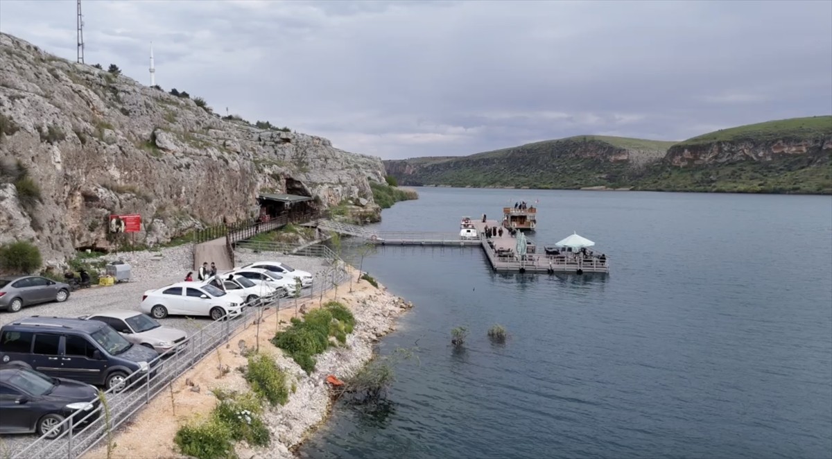 Adıyaman'da, Atatürk Baraj Gölü kıyısında bulunan Kızılin Kanyonu'nda ziyaretçi yoğunluğu...