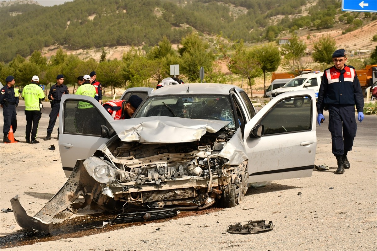 Adıyaman'da iki otomobilin çarpıştığı kazada 8 kişi yaralandı.