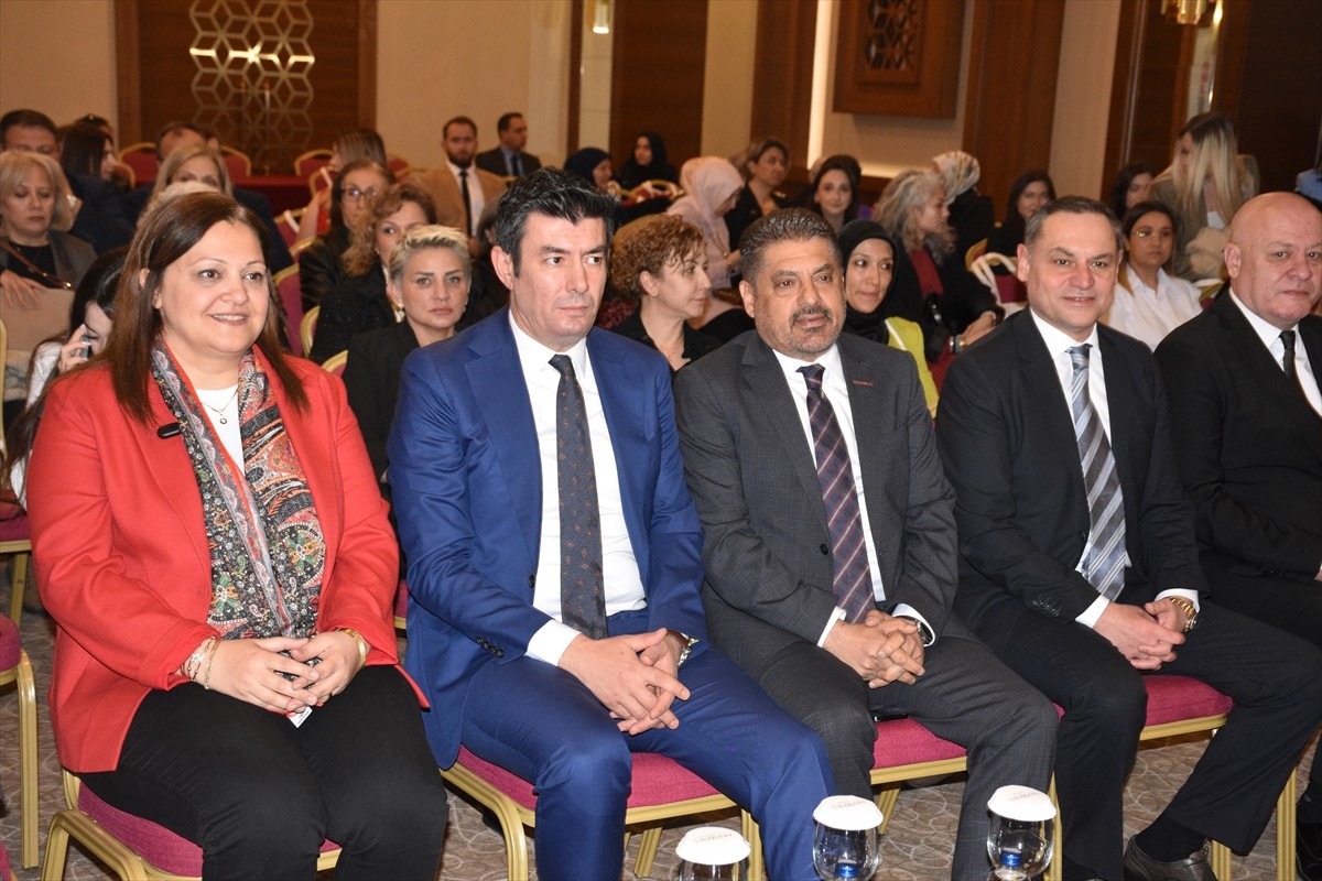 Afyonkarahisar'da bir otelde, "Girişimde Kadın Gücü" programı düzenlendi. Türk İş Dünyası...