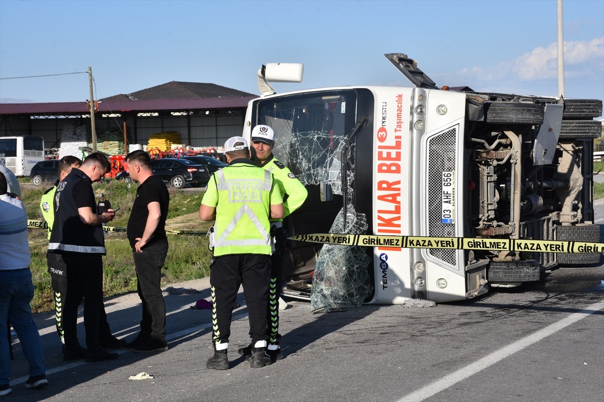 Afyonkarahisar'da işçileri taşıyan servis midibüsü ile otomobilin çarpıştığı kazada 12 kişi...