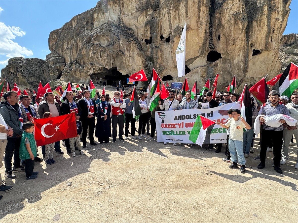 Afyonkarahisar'da, İsrail'in Gazze'ye yönelik saldırıları düzenlenen yürüyüşle protesto...
