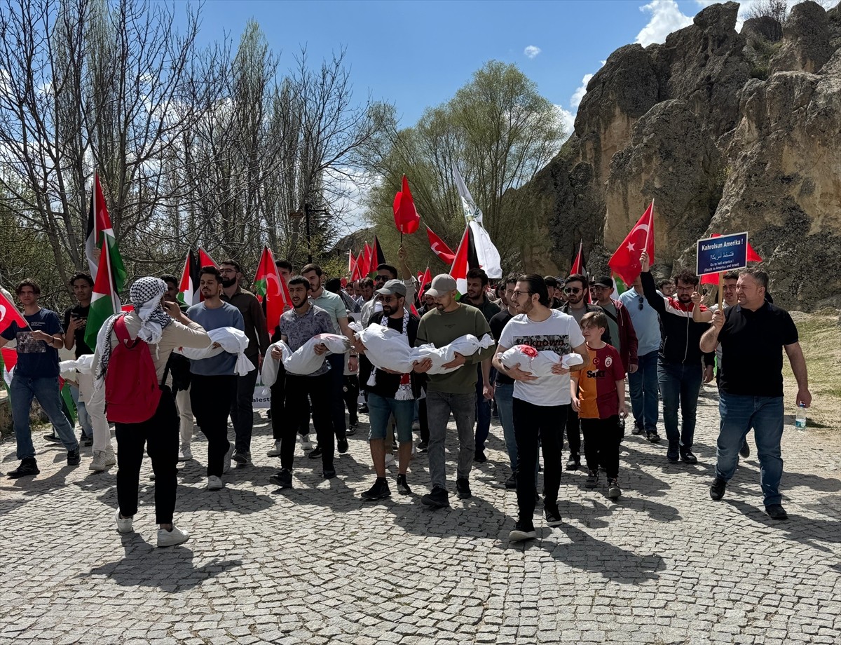 Afyonkarahisar'da, İsrail'in Gazze'ye yönelik saldırıları düzenlenen yürüyüşle protesto...
