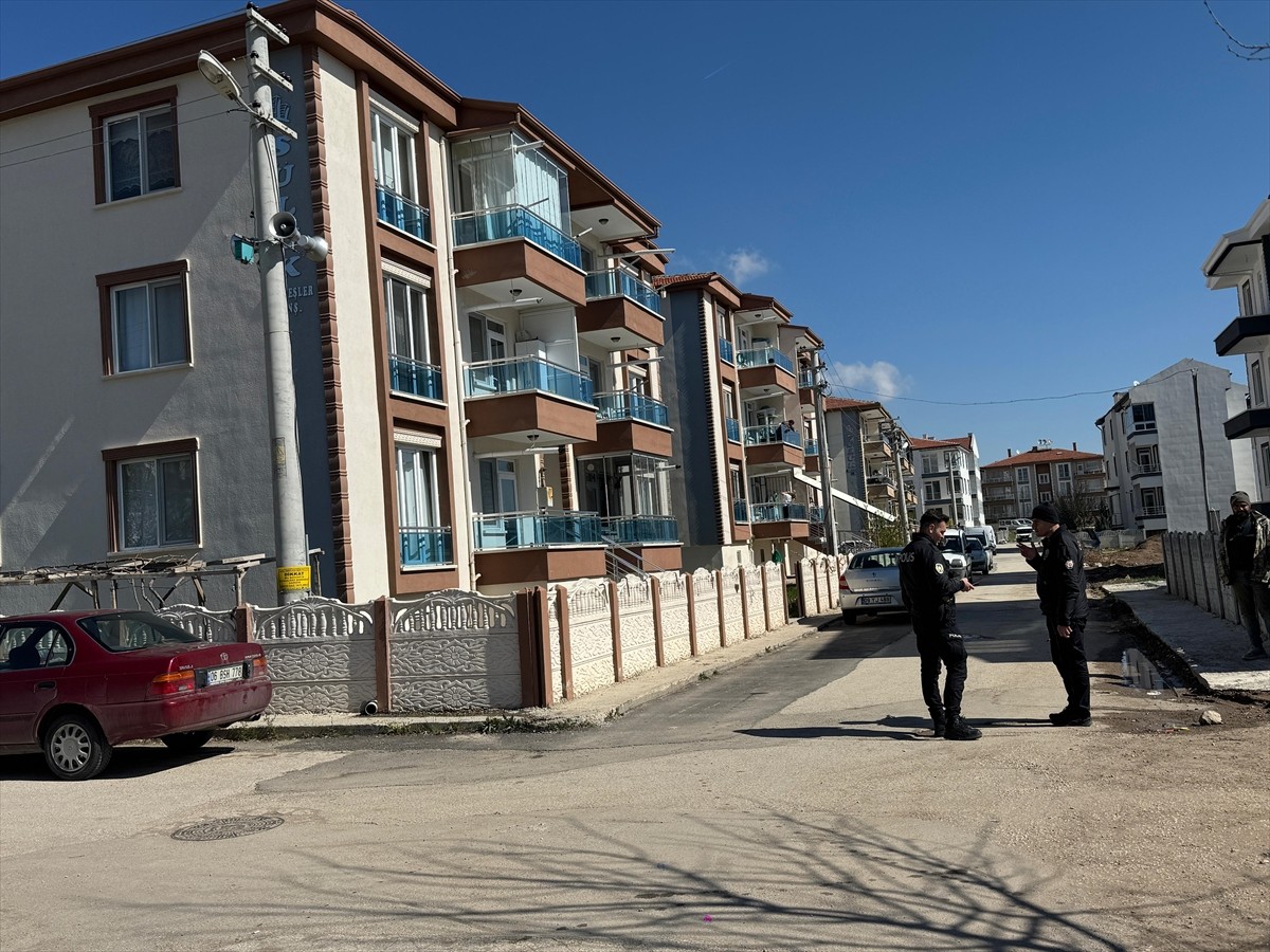 Afyonkarahisar'da karısını tabancayla öldüren kişi, intihar girişiminde bulundu.