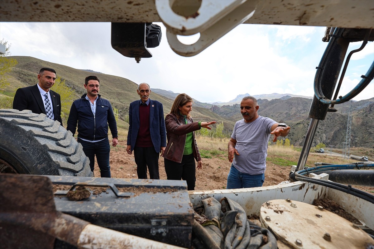 Ağır kış şartları nedeniyle hasar gören Iğdır'ın dağ köylerinin yollarında başlatılan geniş...