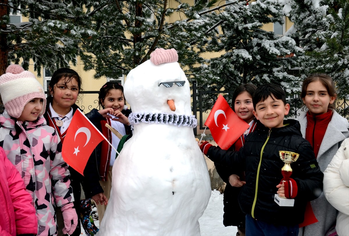 Ağır kış şartlarının hüküm sürdüğü Kars'ın Sarıkamış ilçesinde, ilkokul öğrencileri arasında...