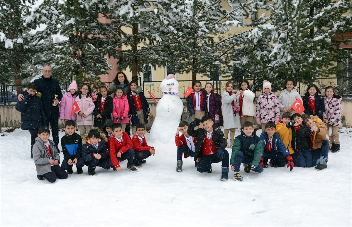 Ağır kış şartlarının hüküm sürdüğü Kars'ın Sarıkamış ilçesinde, ilkokul öğrencileri arasında...