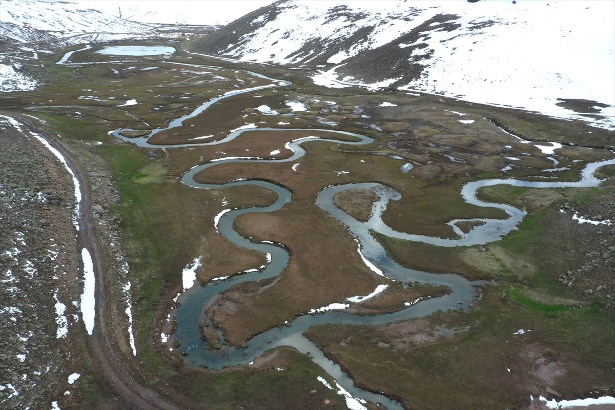 Ağrı'nın yüksek rakımlı dağlarında bulunan kar örtüsü baharda kıştan manzara sunuyor. Karlı dağlar...