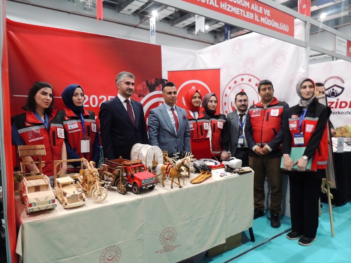 Aile ve Sosyal Hizmetler Bakan Yardımcısı Zafer Tarıkdaroğlu (sol 3), "Aile Yılı" kapsamında...