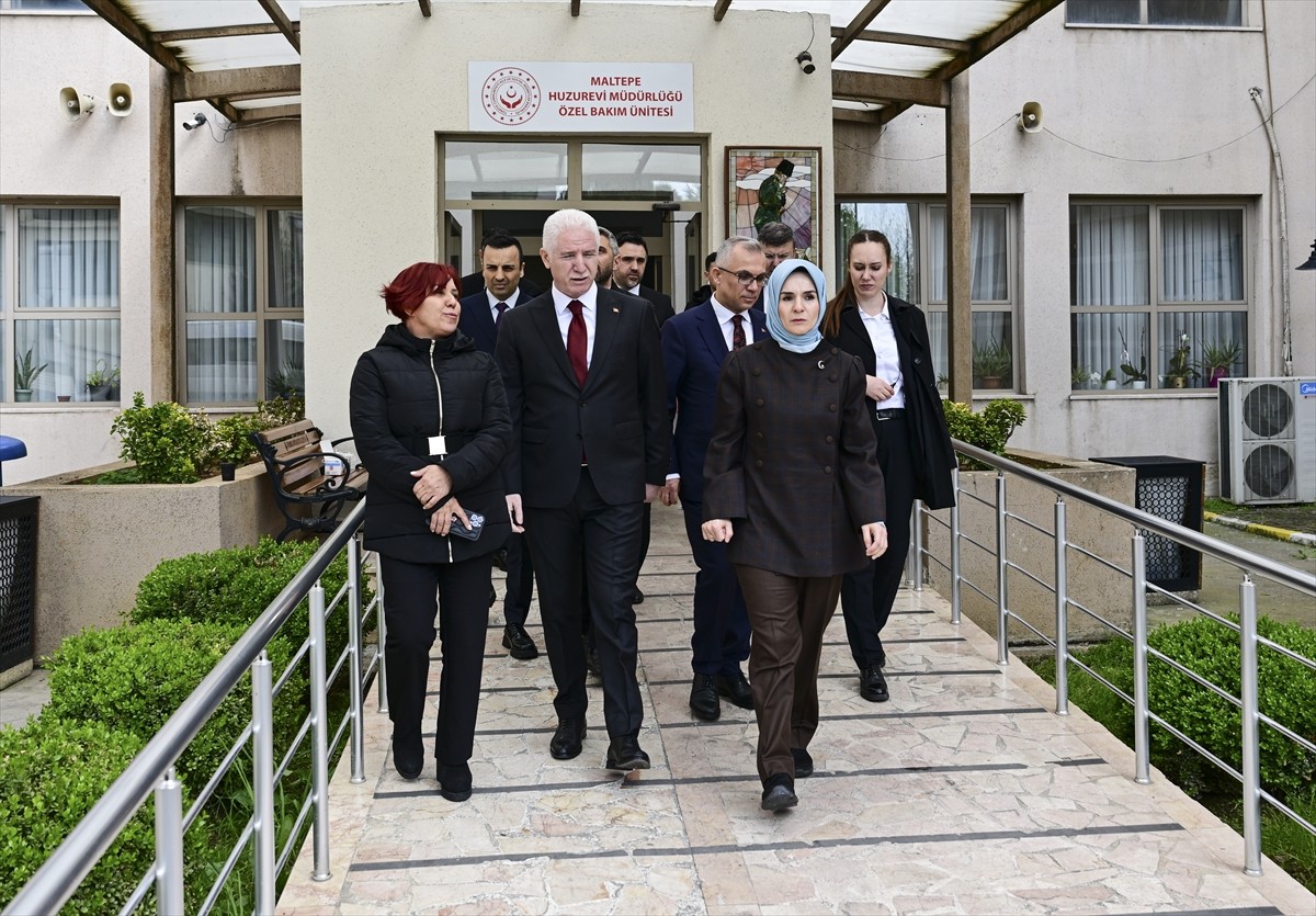 Aile ve Sosyal Hizmetler Bakanı Mahinur Özdemir Göktaş, Maltepe Huzurevi'ndeki yangından...