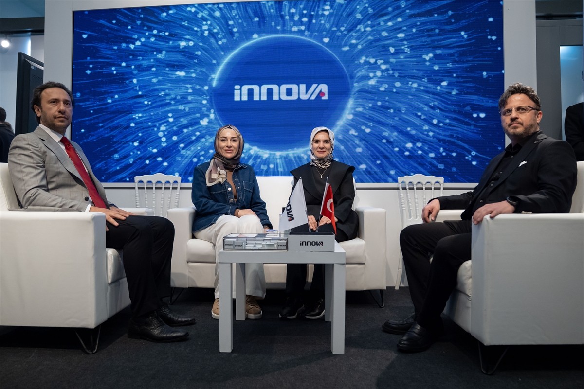 Aile ve Sosyal Hizmetler Bakanı Mahinur Özdemir Göktaş (sağ 2), Ankara Bilim Üniversitesi...