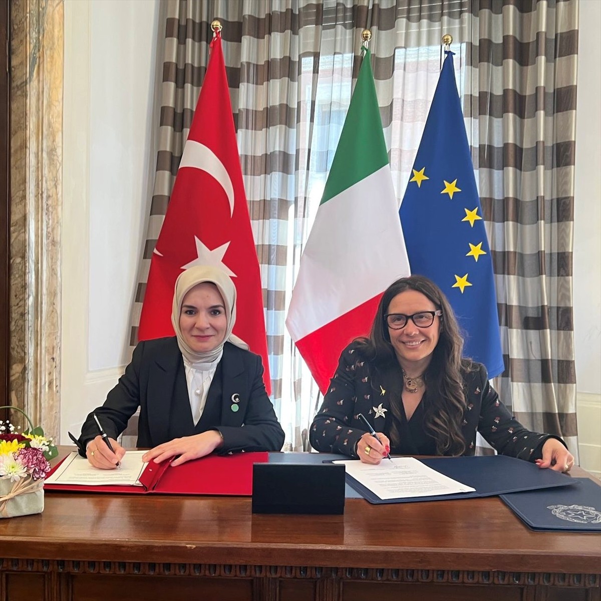 Aile ve Sosyal Hizmetler Bakanı Mahinur Özdemir Göktaş (solda) ile İtalya Cumhuriyeti Bakanlar...