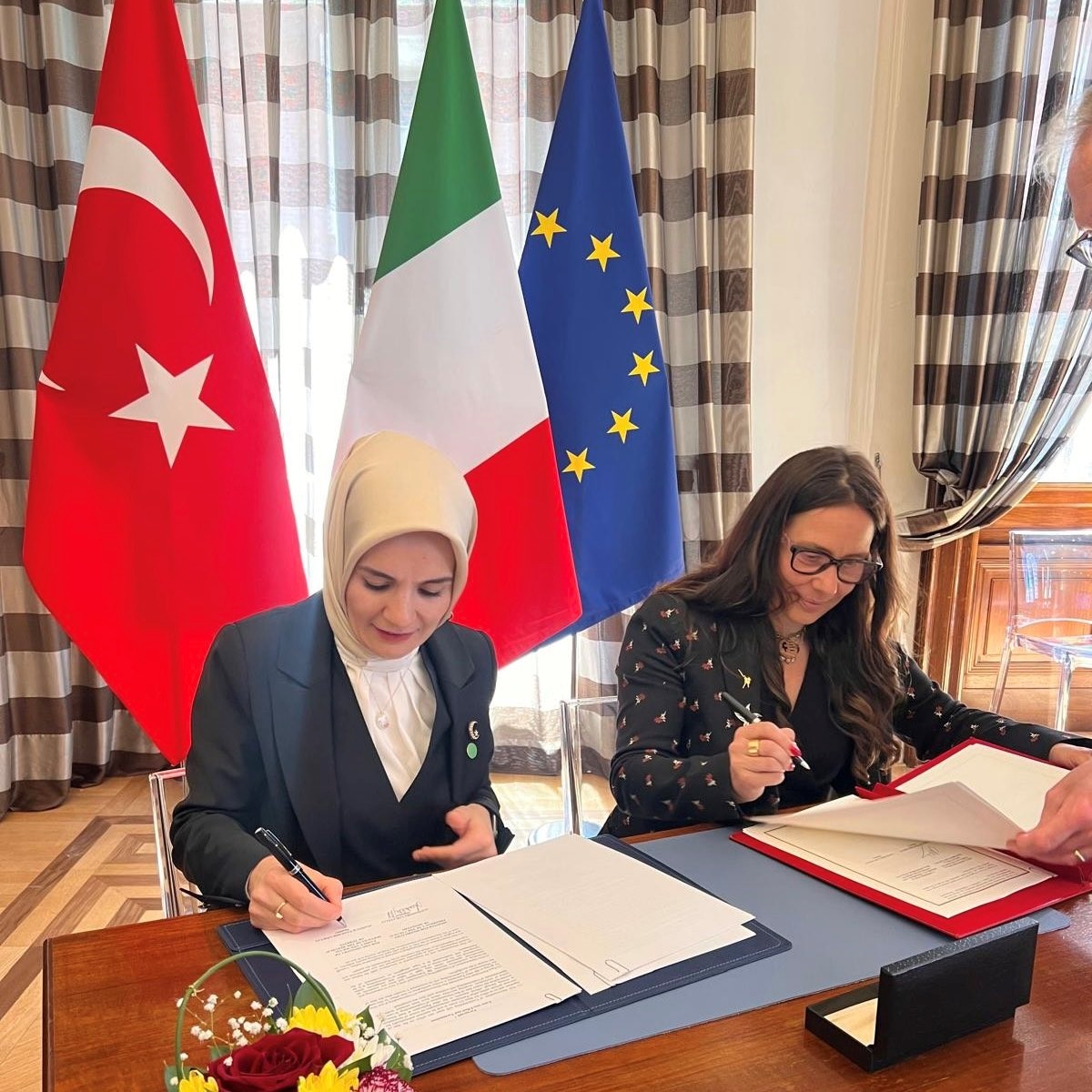 Aile ve Sosyal Hizmetler Bakanı Mahinur Özdemir Göktaş (solda) ile İtalya Cumhuriyeti Bakanlar...