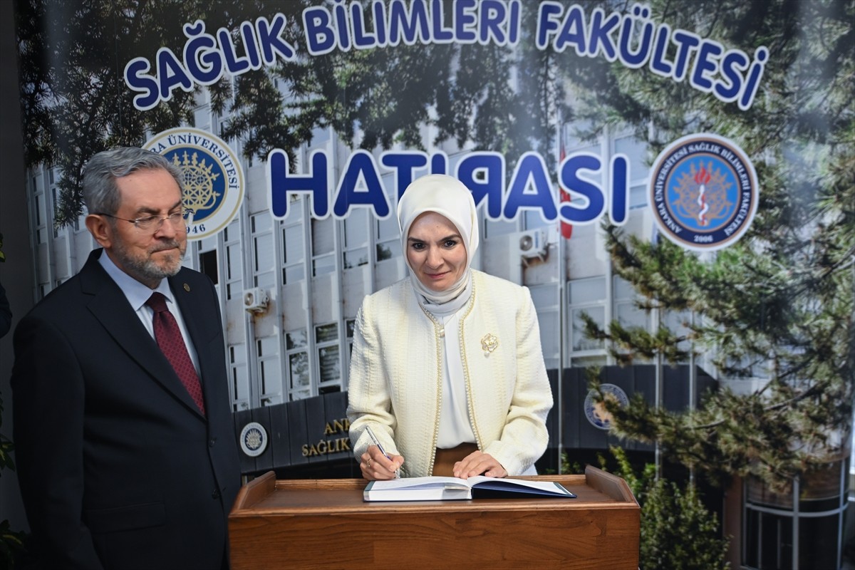 Aile ve Sosyal Hizmetler Bakanı Mahinur Özdemir Göktaş, Türk Kızılay görevlileri ve üniversite...